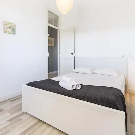 Parlamient River View By Homing Apartman